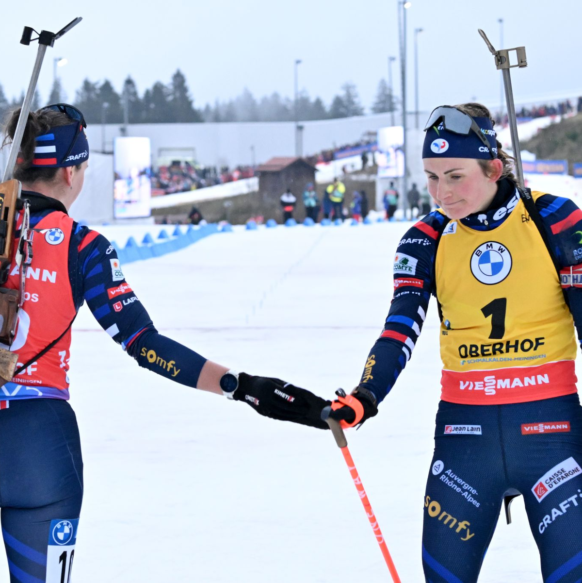 Eiszeit: Julia Simon und Justine Braisaz-Bouchet (r) beschränken ihren Kontakt auf ein Minimum. (Archivbild) - Foto: Martin Schutt/dpa