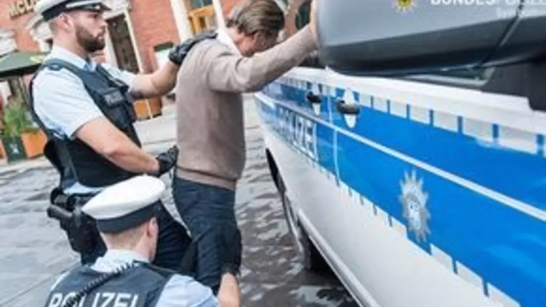 Bundespolizeidirektion München: Zwei verletze Beamte und Notrufmissbrauch - Bild: presseportal.de
