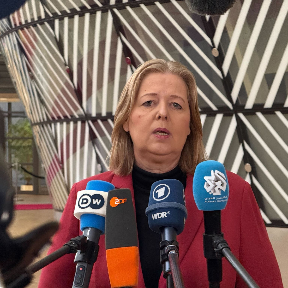 «Wir werden sie hier aufnehmen, wie wir alle anderen auch aufgenommen haben», sagt Arbeitsministerin Bärbel Bas über junge Männer aus der Ukraine. - Foto: Ansgar Haase/dpa