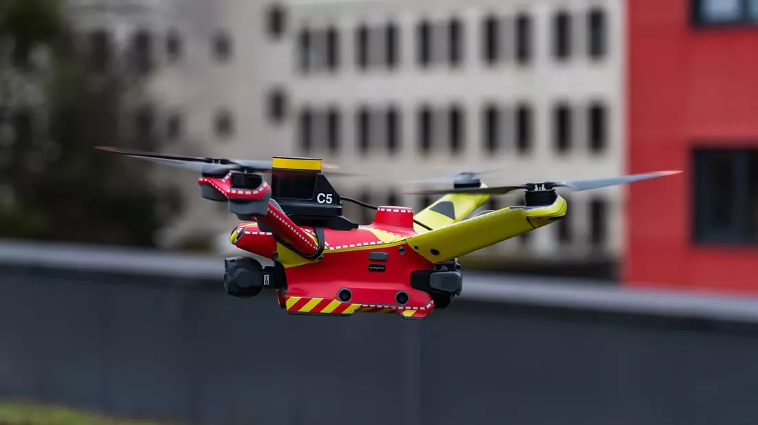 Automatisierte Drohnen sollen künftig Livebilder von Einsatzorten liefern - noch vor Eintreffen der Feuerwehr. (Handout) - Bild: Branddirektion München