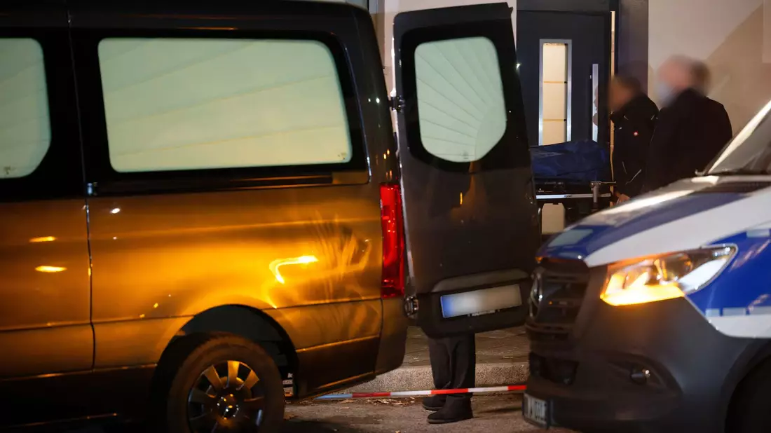 Bis in den Abend war die Spurensicherung am Samstag im Einsatz. - Bild: Henning Kaiser/dpa