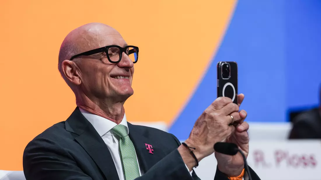 Telekom-Chef Tim Höttges peilt Investitionen in neue Rechenzentren an, um den Datenhunger im KI-Zeitalter zu stillen. (Archivbild) - Bild: Oliver Berg/dpa