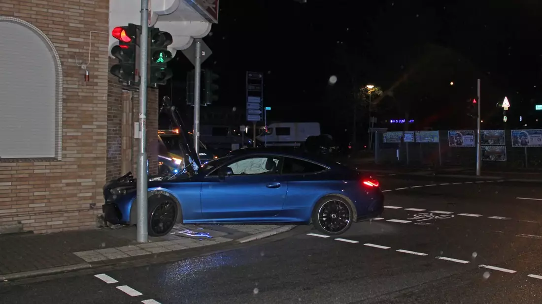 POL-HA: Kollision mit Hauswand: 28-jähriger Autofahrer mutmaßlich zu schnell gewesen - Bild: presseportal.de