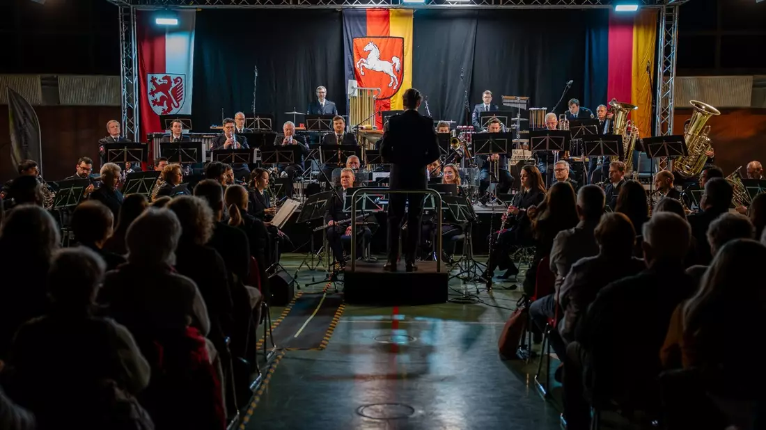 POL-BS: Benefizkonzert der ZPD Niedersachsen und PD Braunschweig erzielt 3.000 Euro für die interaktive Dauerausstellung Rosenstraße 76 - Bild: presseportal.de