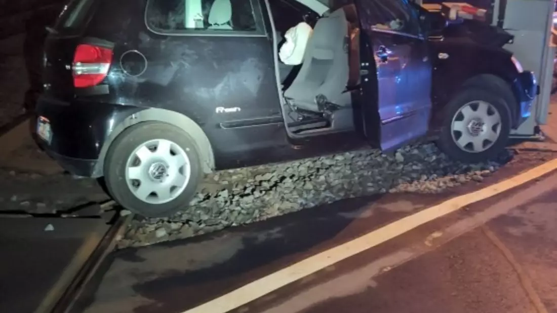 POL-CUX: Verkehrsunfall an Bahnübergang in Loxstedt sorgt für hohen Sachschaden und Gleissperrung (Foto im Anhang) - Bild: presseportal.de