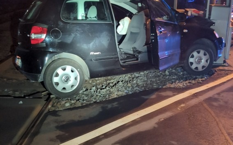 POL-CUX: Verkehrsunfall an Bahnübergang in Loxstedt sorgt für hohen Sachschaden und Gleissperrung (Foto im Anhang) - Foto: presseportal.de