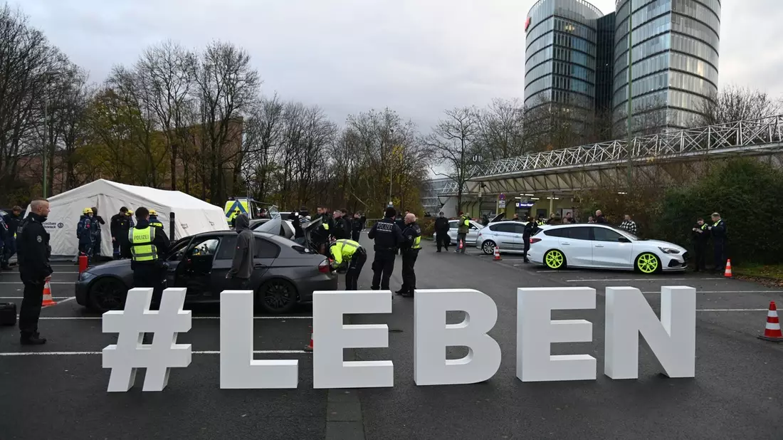 POL-E: Essen: Verkehrsdienst kontrolliert getunte Autos anlässlich Motorshow - Knapp ein Drittel der Fahrzeuge weist Verstöße auf - 15 Pkw sichergestellt - Bild: presseportal.de