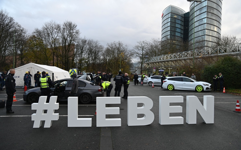 POL-E: Essen: Verkehrsdienst kontrolliert getunte Autos anlässlich Motorshow - Knapp ein Drittel der Fahrzeuge weist Verstöße auf - 15 Pkw sichergestellt - Foto: presseportal.de