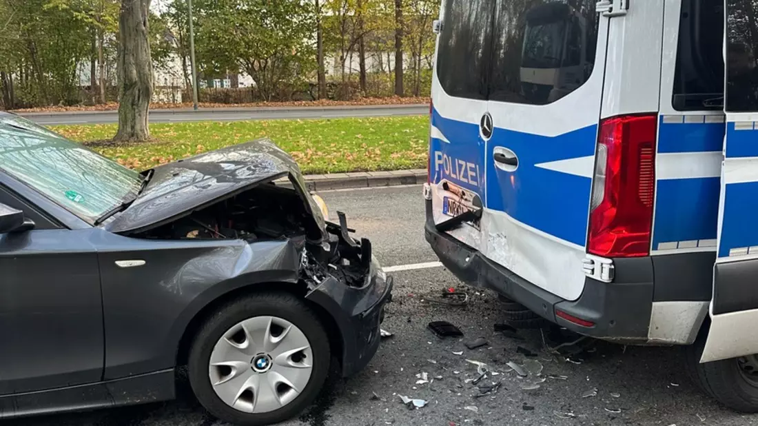 POL-GE: Auffahrunfall bei Verkehrskontrolle in Schalke - zwei Personen leicht verletzt - Bild: presseportal.de