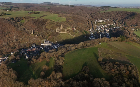 In einem Waldgebiet bei Monreal wurde die Leiche gefunden. - Foto: Sascha Ditscher/dpa