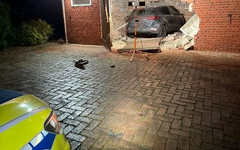 POL-CUX: Verkehrsunfallflucht mit hohen Sachschaden in Uthlede (Foto im Anhang) - Foto: presseportal.de