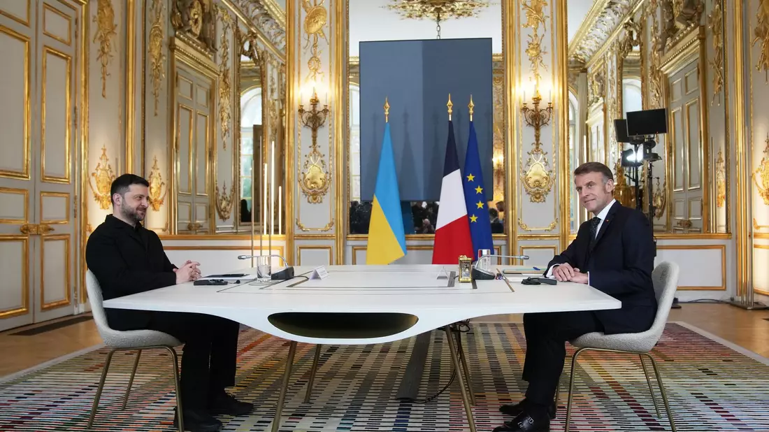 Macron und Selenskyj haben mit Verbündeten über die Gespräche für ein Ende des Krieges in der Ukraine beraten. - Bild: Christophe Ena/Pool AP/AP/dpa