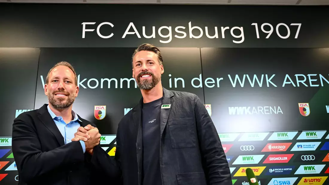 Das Projekt ist gescheitert: Augsburgs Geschäftsführer Ströll (l) und Wagner bei der Vorstellung des neuen Trainers im Juli. (Archivbild) - Bild: Harry Langer/dpa