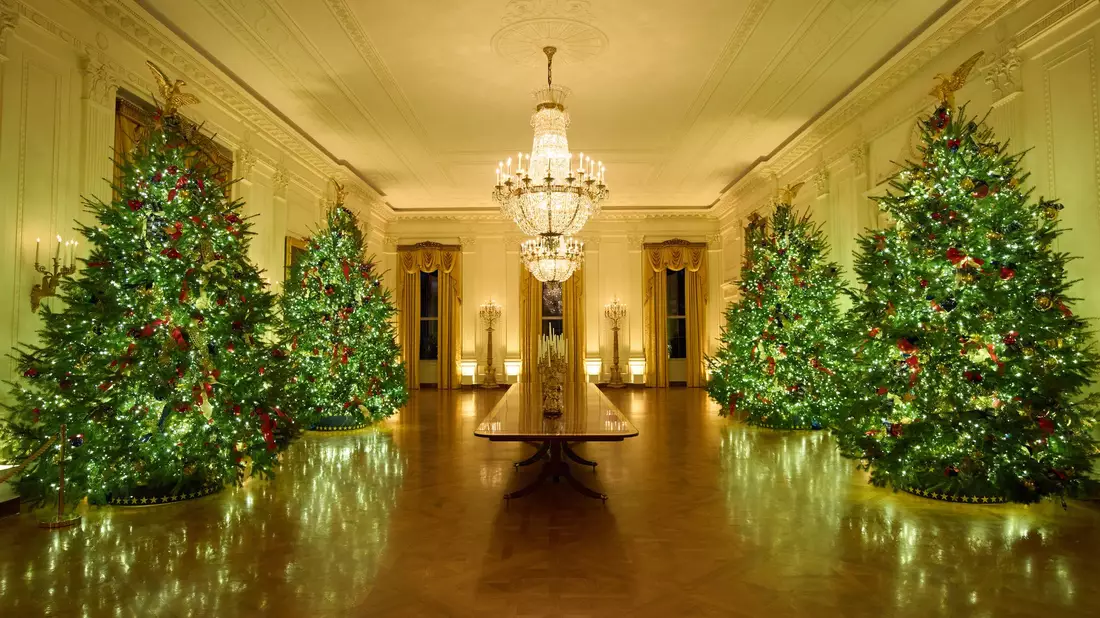 Die First Lady der USA, Melania Trump, hat das Weiße Haus weihnachtlich geschmückt. - Bild: Evan Vucci/AP/dpa