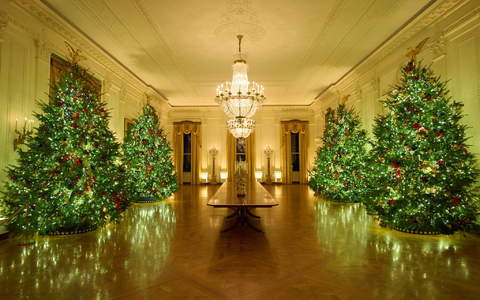 Die First Lady der USA, Melania Trump, hat das Weiße Haus weihnachtlich geschmückt. - Foto: Evan Vucci/AP/dpa Die First Lady der USA, Melania Trump, hat das Weiße Haus weihnachtlich geschmückt. - Foto: Evan Vucci/AP/dpa