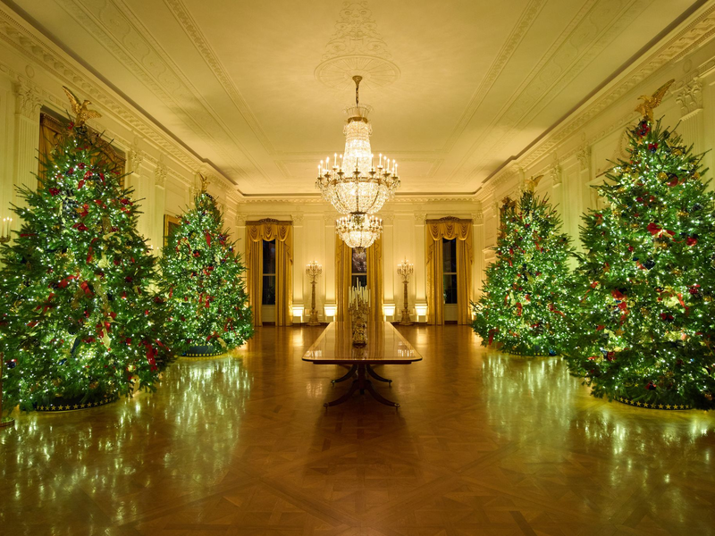 Die First Lady der USA, Melania Trump, hat das Weiße Haus weihnachtlich geschmückt. - Foto: Evan Vucci/AP/dpa