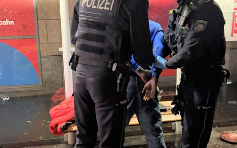 POL-D: Stadtgebiet Düsseldorf - Bilanz gemeinsamer Schwerpunkteinsatz mit dem Zoll - Kontrollen in mehreren Geschäften - 13 Strafverfahren durch die Polizei eingeleitet - Festnahme - Foto: presseportal.de