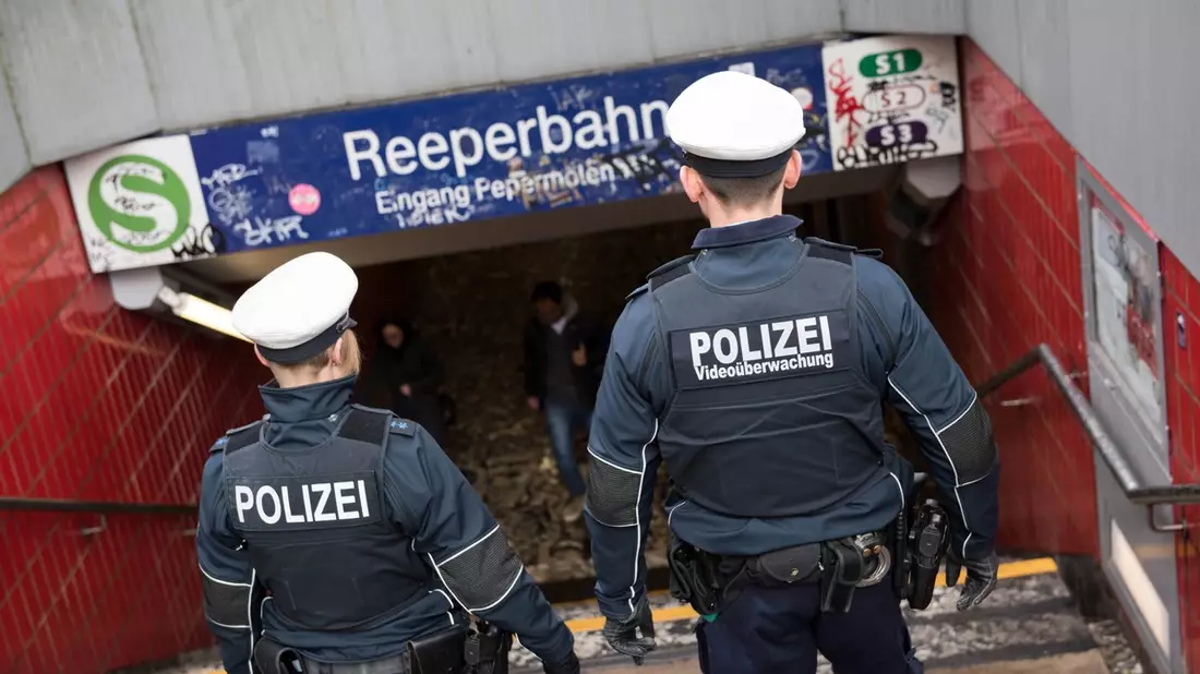 BPOL-HH: Mann fuchtelt mit Messer in Hamburger S-Bahn herum-Fahrgäste fühlten sich bedroht- - Bild: presseportal.de