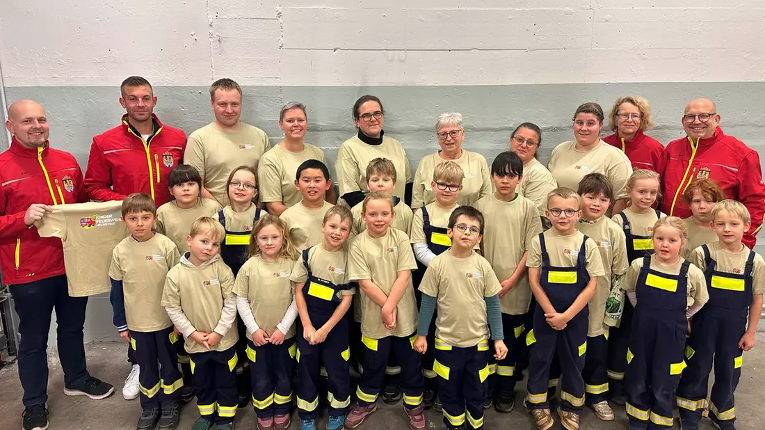 FW Helmstedt: Neue T-Shirts für die Kinderfeuerwehr Helmstedt! - Bild: presseportal.de