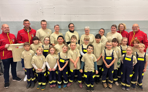 FW Helmstedt: Neue T-Shirts für die Kinderfeuerwehr Helmstedt! - Foto: presseportal.de