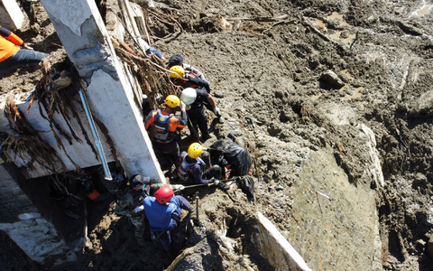 Vorausgegangen waren tagelange verheerende Niederschläge.  - Foto: Ali Nayaka/AP/dpa
