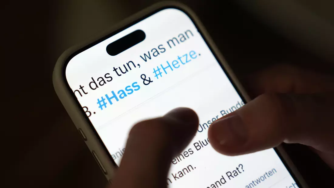 Soziale Medien gefährden Experten zufolge die Demokratie. (Archivbild) - Bild: Marcus Brandt/dpa