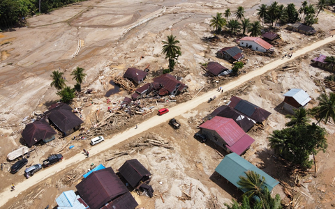 Viele Menschen warten noch immer auf Hilfe. - Foto: Binsar Bakkara/AP/dpa