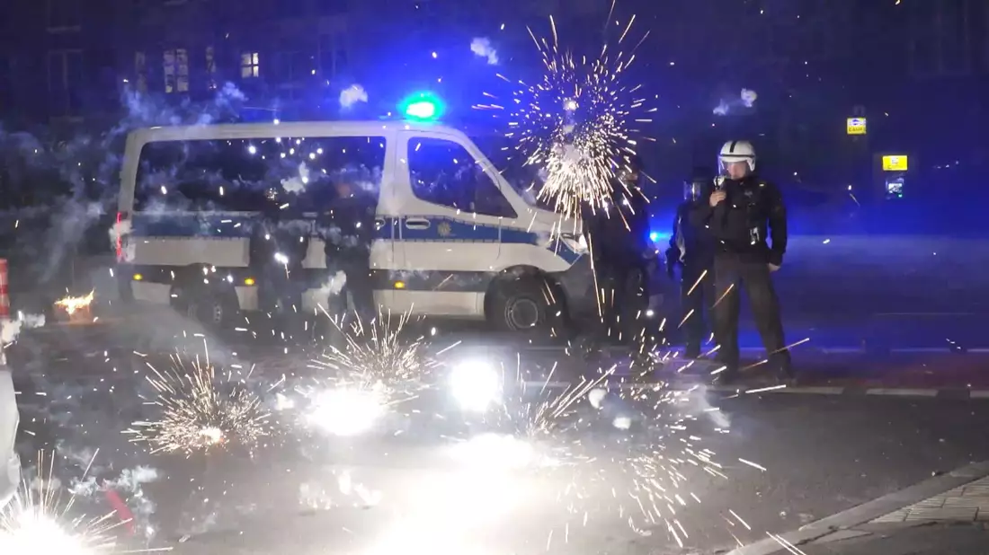 «Wir können nicht warten, bis eine Polizistin oder ein Feuerwehrmann in der Nacht sein Leben lässt.» (Archivbild) - Bild: Julius-Christian Schreiner/TNN/dpa