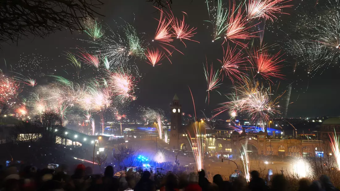 Initiativen und Verbände fordern ein Verbot von privatem Feuerwerk. (Archiv) - Bild: Marcus Brandt/dpa