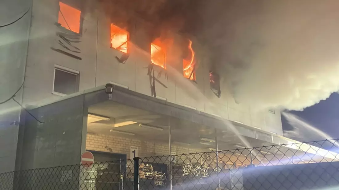 POL-MTK: Brand in Lager- und Bürokomplex, Hattersheim am Main, Schulstraße, Dienstag, 02.12.2025, 01:45 Uhr - Bild: presseportal.de