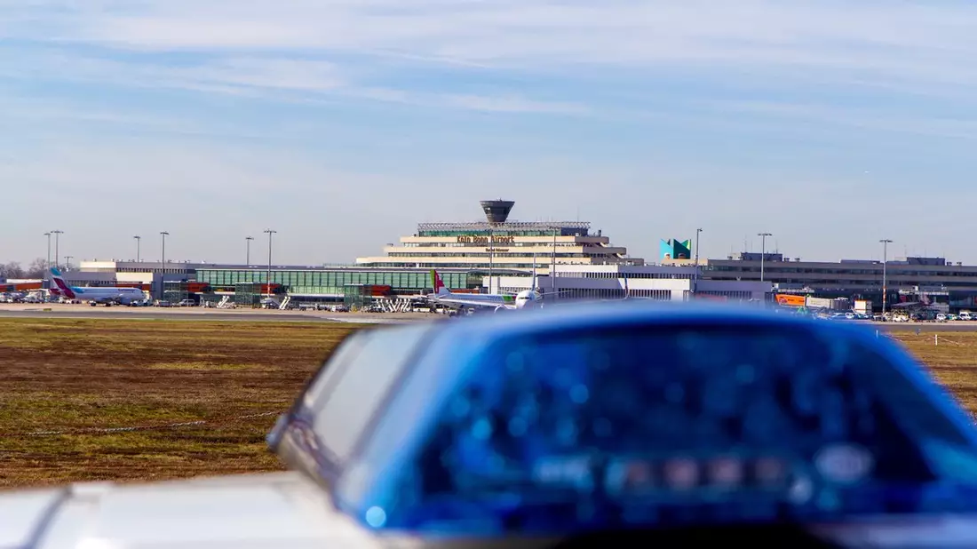 BPOL NRW: Bundespolizei vollstreckt am 10.02.2026 gleich drei Haftbefehle am Flughafen Köln/Bonn - Über 7.300 Euro Geldstrafen entscheiden über Freiheit oder Haft - Bild: presseportal.de