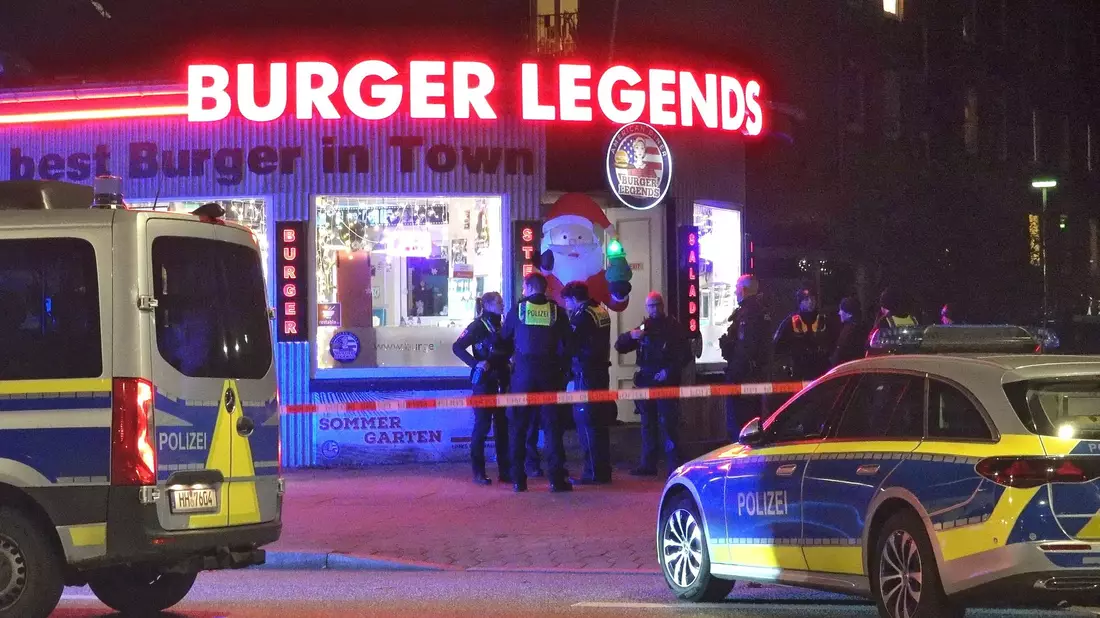 Ermittler der Polizei suchen am Tatort nach Spuren. - Bild: Carsten Neef/News & Art/dpa