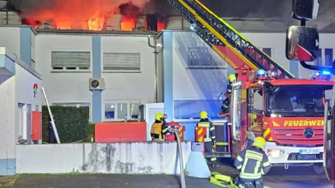 Feuerwehr MTK: Ausgedehnter Brand in Gewerbeobjekt in Hattersheim am Main - Feuer gelöscht, Nachlöscharbeiten dauern an - Bild: presseportal.de