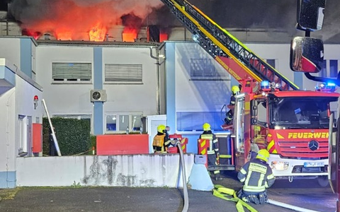 Feuerwehr MTK: Ausgedehnter Brand in Gewerbeobjekt in Hattersheim am Main - Feuer gelöscht, Nachlöscharbeiten dauern an - Foto: presseportal.de