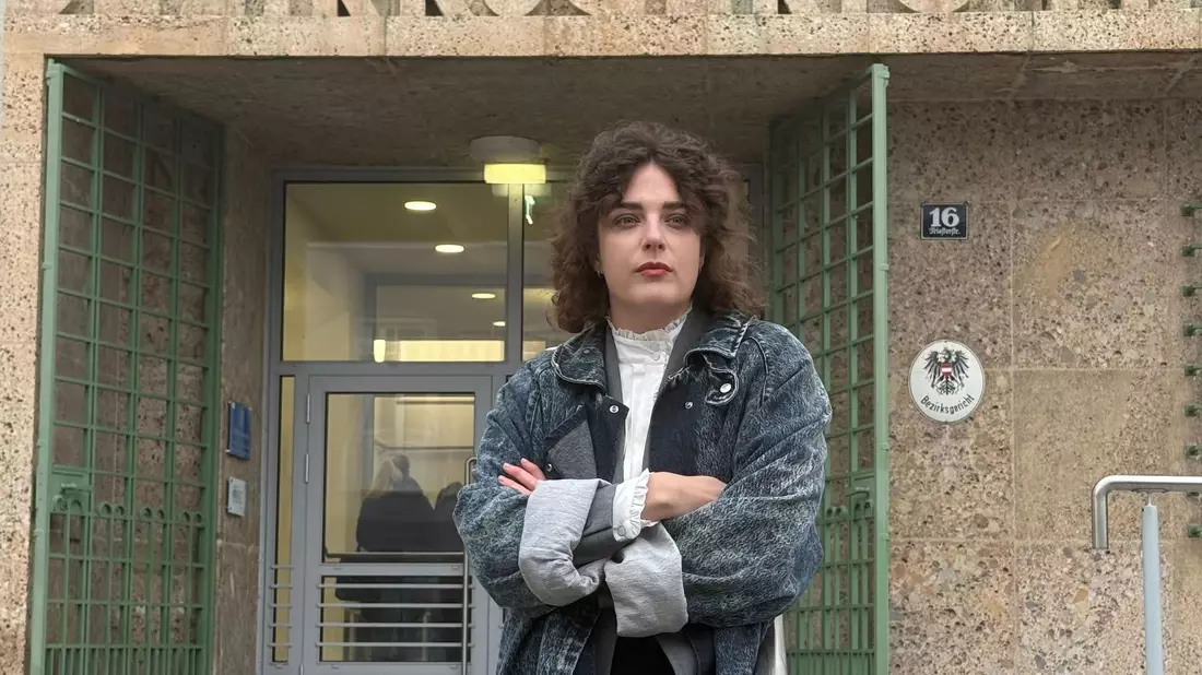 Für einen Biss in den Po eines Kollegen muss die Schauspielerin Anna Werner Friedmann 2.100 Euro Geldbuße bezahlen. - Bild: Matthias Röder/dpa
