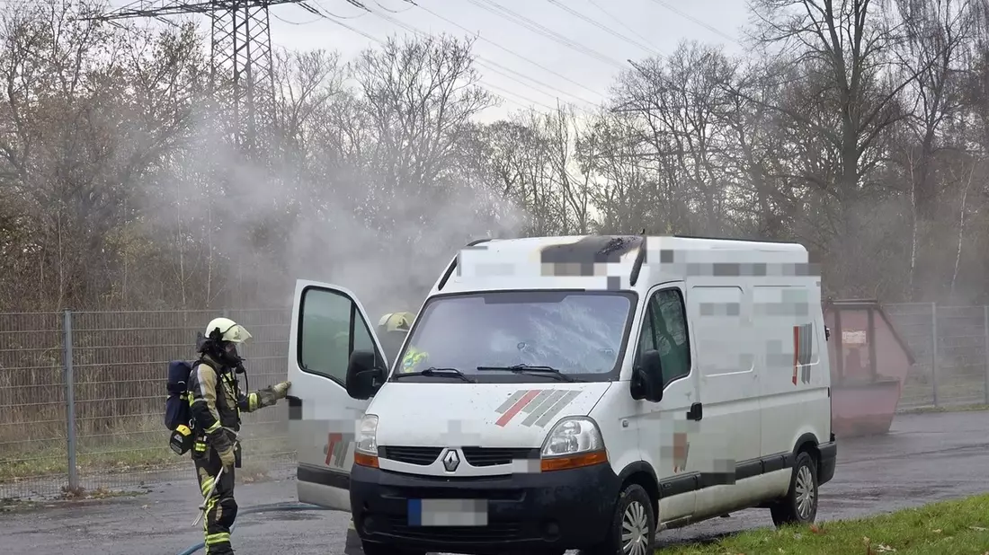 FW Hünxe: Brennender Kleinbus - Bild: presseportal.de