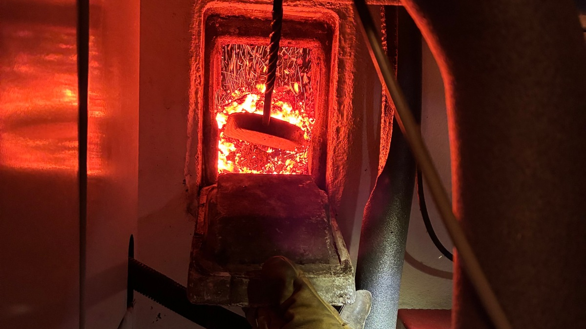 FW-OLL: Schornsteinbrand kann schnell eingedämmt werden - Flammen schlagen aus Kamin - Foto: presseportal.de