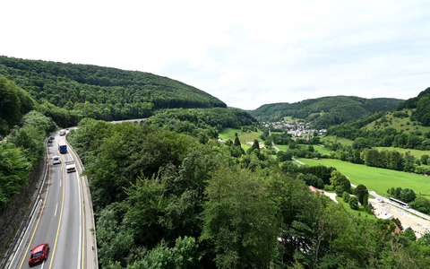 Konkret geht es laut Ministerium um 16 Bundesstraßen- und 7 Autobahn-Neubauprojekte in 12 Bundesländern - zum Beispiel um Lückenschlüsse oder Ortsumgehungen. (Archivbild) - Foto: Bernd Weissbrod/dpa
