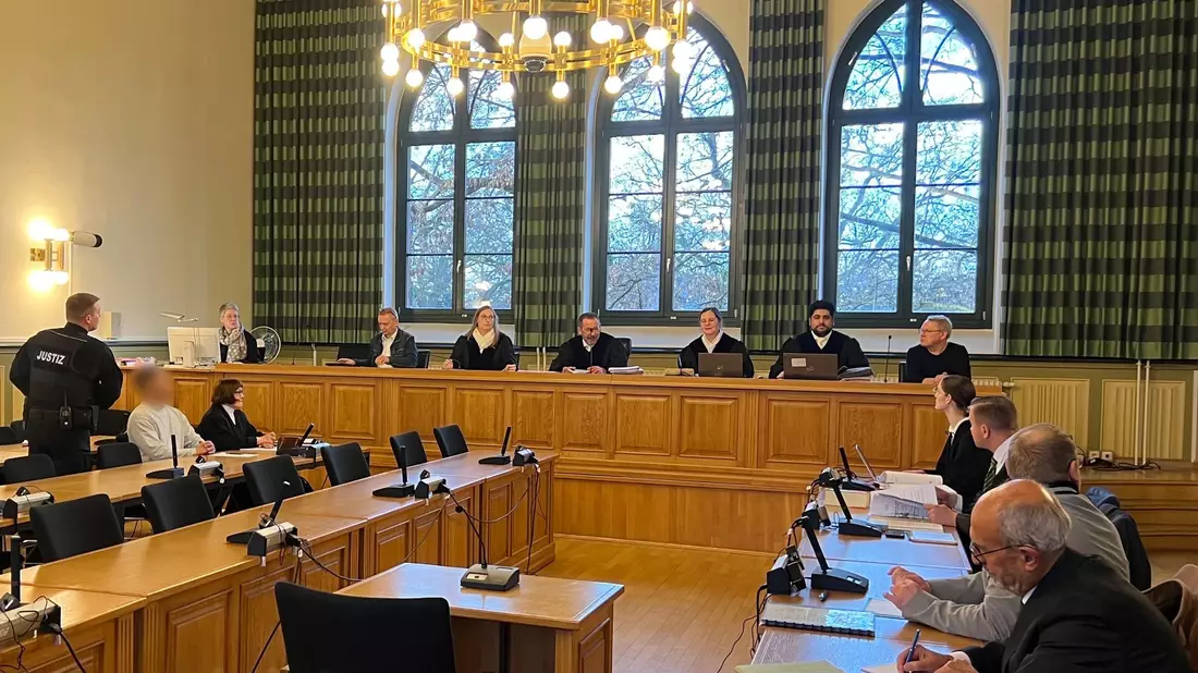Der angeklagte Häftling ließ über seine Verteidigerin erklären, dass er sich zu einem späteren Zeitpunkt im Landgericht Stendal äußern wird. Er soll seine Ehefrau während eines Besuchs in einer sogenannten Liebeszelle in der Justizvollzugsanstalt Burg erwürgt haben. - Bild: Christopher Kissmann/dpa
