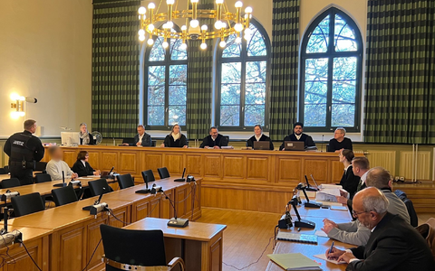 Der angeklagte Häftling ließ über seine Verteidigerin erklären, dass er sich zu einem späteren Zeitpunkt im Landgericht Stendal äußern wird. Er soll seine Ehefrau während eines Besuchs in einer sogenannten Liebeszelle in der Justizvollzugsanstalt Burg erwürgt haben. - Foto: Christopher Kissmann/dpa