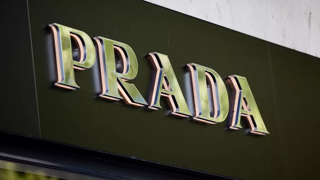Prada übernimmt den Konkurrenten Versace komplett. (Archivbild) - Bild: Rolf Vennenbernd/dpa
