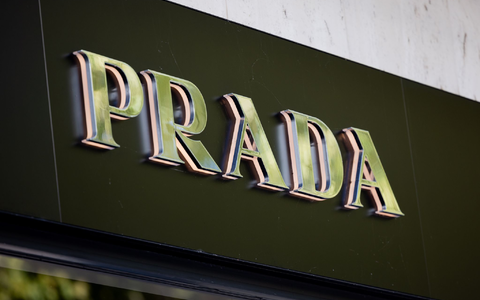 Prada übernimmt den Konkurrenten Versace komplett. (Archivbild) - Foto: Rolf Vennenbernd/dpa