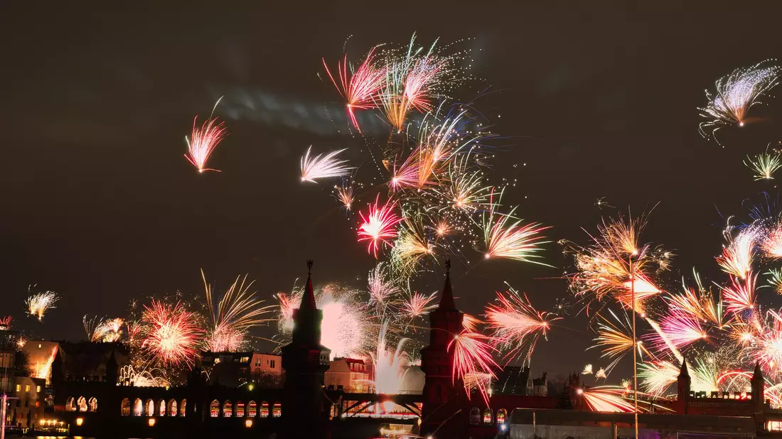 Das Bündnis #böllerciao setzt sich für ein bundesweites Verbot privater Silvesterböller und -raketen ein. Das Aus für das Feuerwerk an Silvester? (Symbolfoto)  - Bild: Paul Zinken/dpa