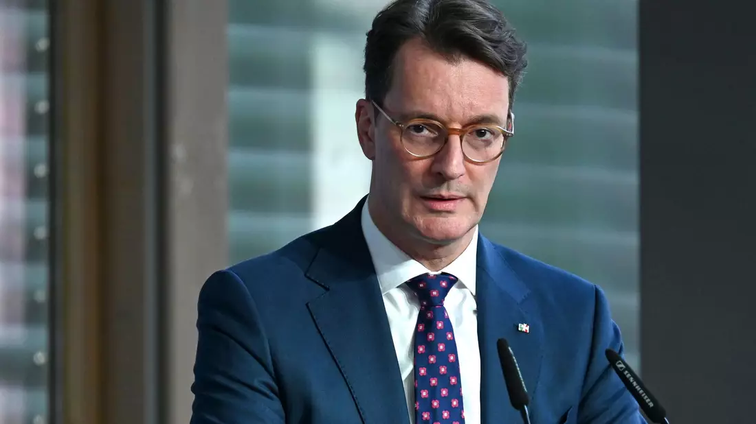 Hendrik Wüst hat über das angepasste Bewerbungskonzept informiert. - Bild: Elisa Schu/dpa