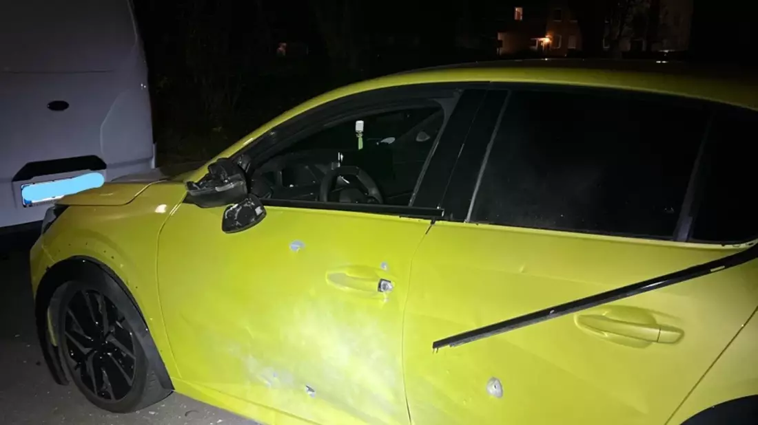 POL-NE: Fahrzeug durch Sprengkörper beschädigt - Bild: presseportal.de