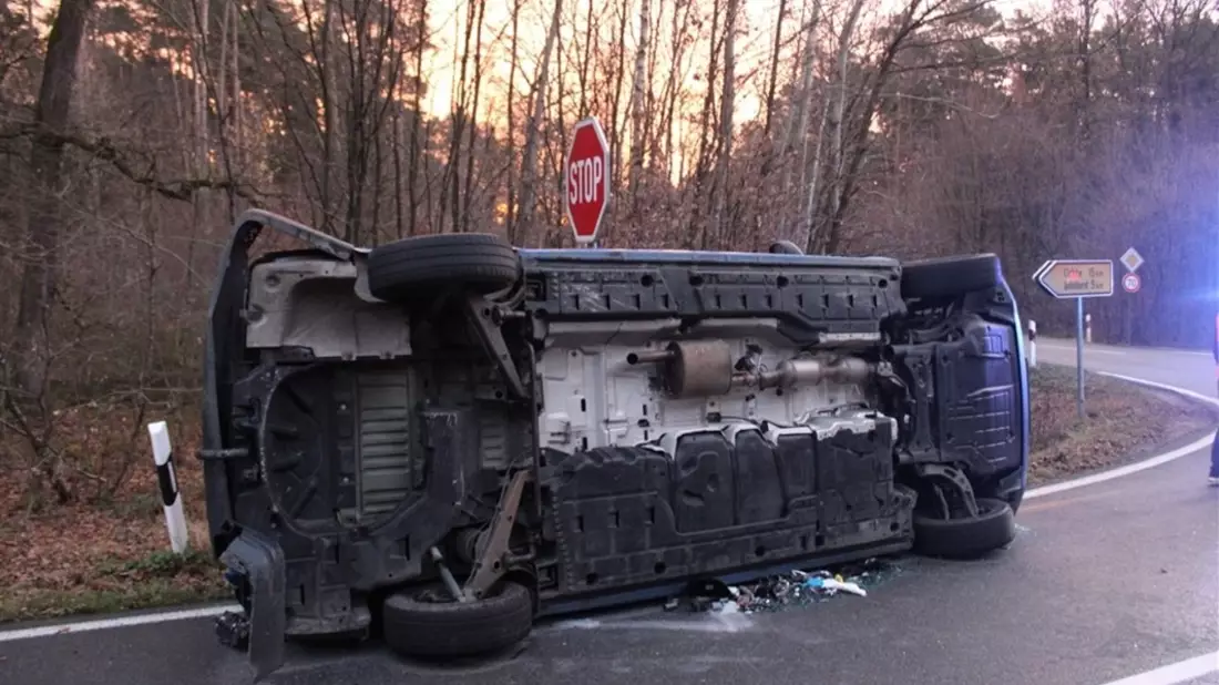 POL-MI: Unfall im Kreuzungsbereich - Bulli landet auf der Seite - Bild: presseportal.de