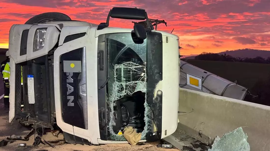 POL-LIP: Barntrup. LKW kippt durch Zusammenstoß auf die Seite - Verkehrsunfall auf der Nordumgehung. - Bild: presseportal.de