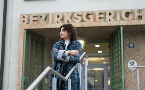 Anna Werner Friedmann hat laut Gericht einem Kollegen auf der Bühne zu fest in den Po gebissen - Foto: Jörg Völkerling/-/dpa