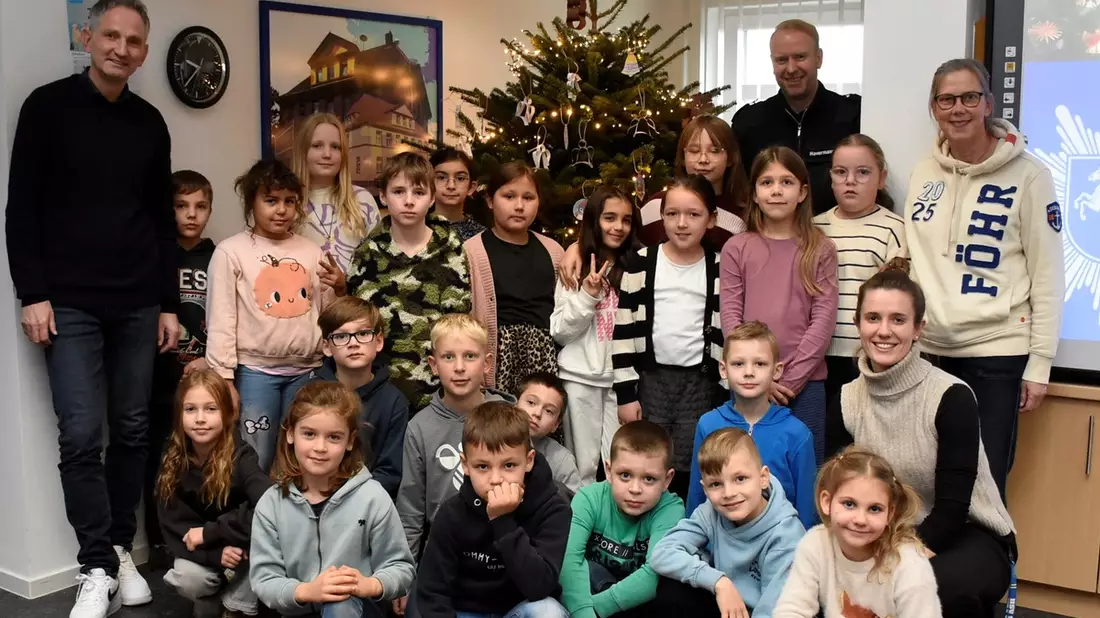POL-OS: Bramsche: Weihnachtsbaum-Schmück-Aktion mit Schülern und Polizisten - Bild: presseportal.de