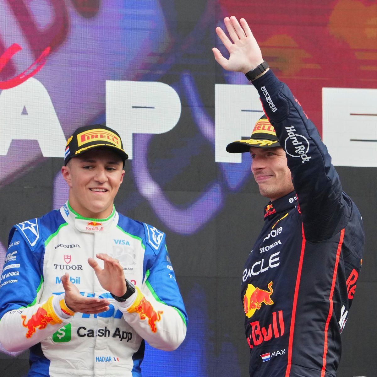 Im kommenden Jahr fährt Hadjar (l) zusammen mit Max Verstappen. (Archivbild)  - Foto: Peter Dejong/AP/dpa